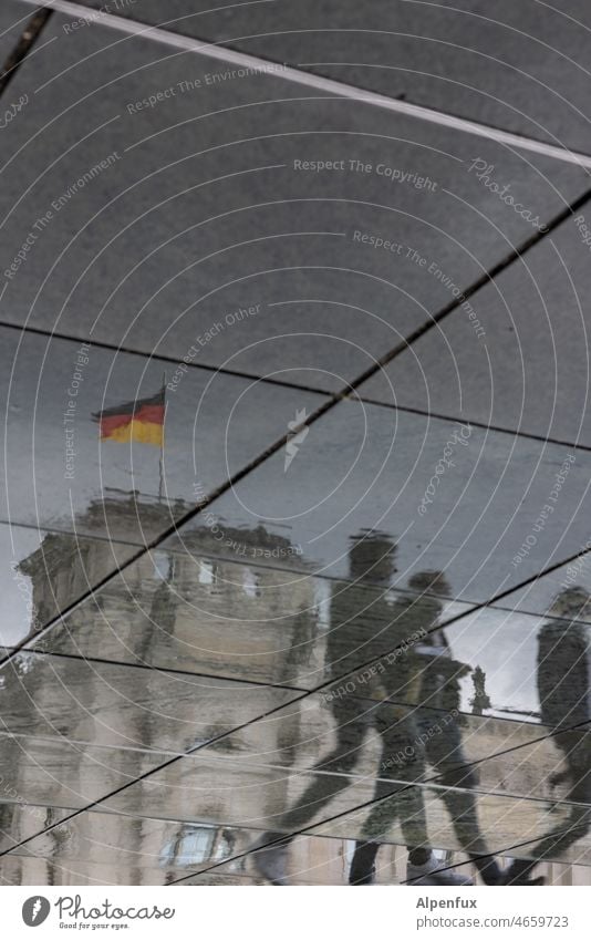 Reichstag III reichstagsgebäude Berlin Wahrzeichen Hauptstadt Architektur Tourismus Stadtzentrum Berlin-Mitte Außenaufnahme Spiegelung Wolken Glas Glasfassade