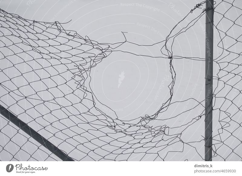 beschädigter Zaun abstrakte Drahtformen Beschädigte Formen Golfloch weiß Schnee Hintergrund anketten Link gerissen kalt Winter Felder Metall bügeln Linien