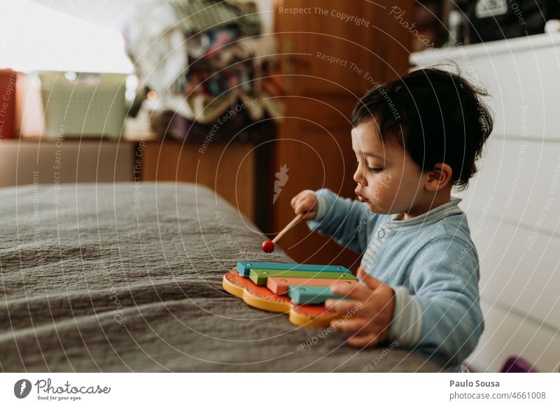 Kind spielt Xylophon Kindheit Spaß haben authentisch Glück Freude Spielen Fröhlichkeit Farbfoto Spielzeug hölzern Musik Musikinstrument Lifestyle Kinderspiel