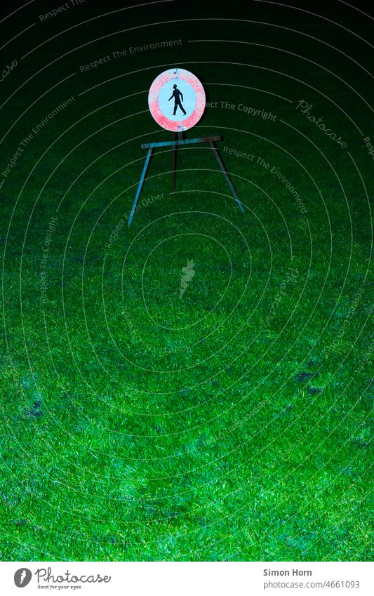 Betreten verboten Warnhinweis Rasen Schilder & Markierungen Warnung Umweltschutz Verbote Naturschutzgebiet Wiese Nacht Spaziergang Hinweis grün Grenzübergang