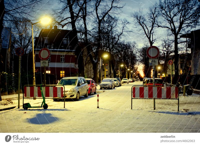 Winterabend in Berlin Steglitz berlin büro deutschland dunkel dämmerung eis fassade fenster gebäude glatt hauptstadt haus kalt nacht neuschnee reise schneedecke