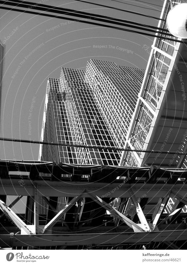 Beton auf Stahl Chicago Illinois Amerika Stadt Haus Hochhaus Hochbahn schwarz weiß Material grau Fenster USA Eisenbahn skywalk Kabel Himmel Brücke