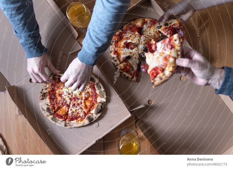 Pizzen zum Mitnehmen Pizza Lebensmittel Mahlzeit gebacken Kasten heimwärts geliefert wegnehmen Familie Snack Teigwaren Italienisch Mittagessen Tomaten gekocht