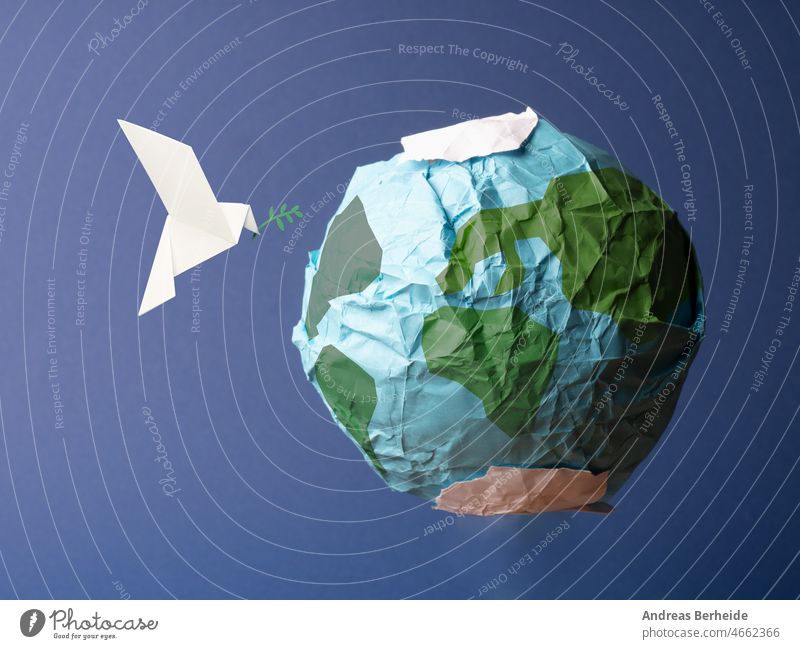 Abstrakter Globus aus zerknülltem Papier mit Origami-Friedenstaube Taube Freiheit Diamant Kristalle Welt Erde Stein Juwel konzeptionell würdig Symbol Design