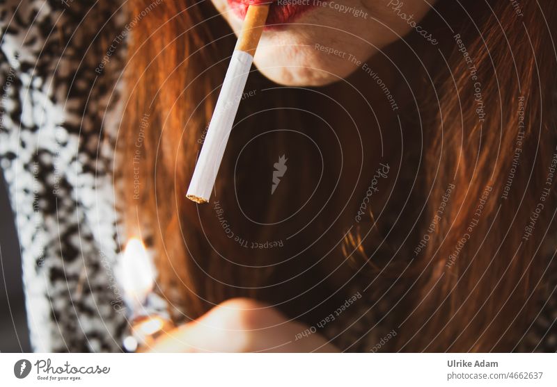 Rauchen wir doch mal eine..... Zigarette Feuerzeug Flamme Frau Anzünden Hand anzünden Sucht Nikotin Tabakwaren Suchtverhalten gesundheitsschädlich Laster