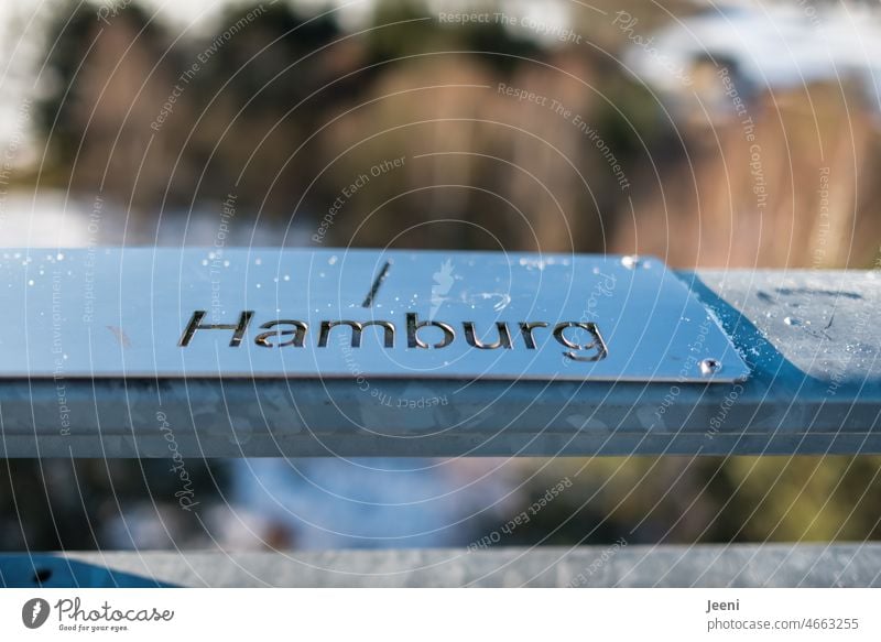 Blick Richtung Hamburg Wort Wegweiser Aussichtspunkt Aussichtsturm Orientierung Pfeil Winter Schnee hoch Schilder & Markierungen Hinweis Zeichen rechts
