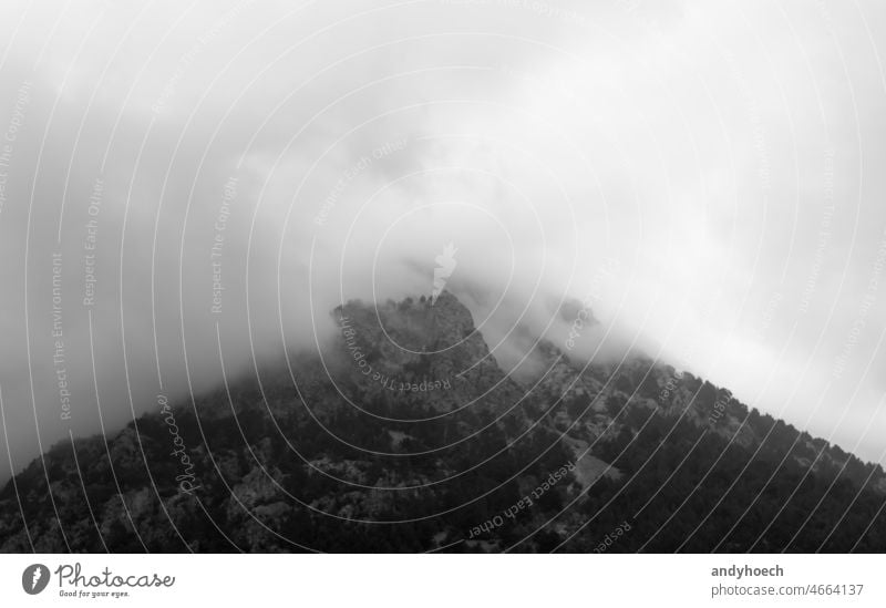 Das Tramuntana-Gebirge in der Nähe des Dorfes Biniaraix auf der Insel Mallorca Abenteuer balearisch schwarz auf weiß wolkig Textfreiraum dramatisch Umwelt