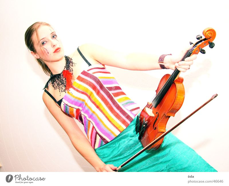 Geige #1 Frau Spielen Schmuck Halskette geschminkt Schminke Körperhaltung Gesicht Musik Blick