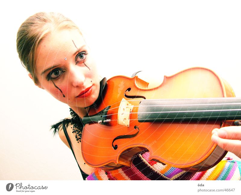 Geige #2 Frau Spielen Schmuck Halskette geschminkt Schminke Körperhaltung Gesicht Musik Blick