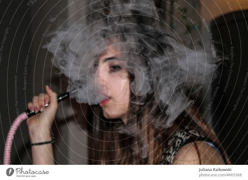 Frau raucht Shisha Erwachsene Coolness inhalieren rauchend Suchtverhalten Laster Nikotin Gesundheitsrisiko gesundheitsschädlich ungesund Rauchen Shisha rauchen