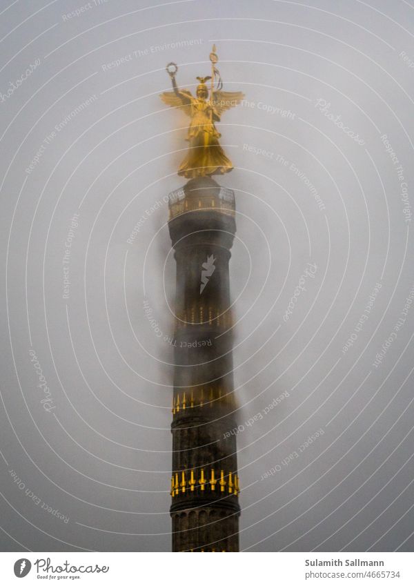 Siegessäule an einem verregneten Berliner Tag Deutschland Europa Regen regnerisches Wetter Sehenswürdigkeit verschwommen schemenhaft Spalte begehbar Wahrzeichen