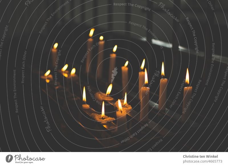 Brennende Kerzen in einer kleinen Kapelle spenden Trost, Licht und Wärme Kerzenaltar Religion & Glaube Hoffnung Liebe Trauer Gedenken Kirche Gebet Christentum