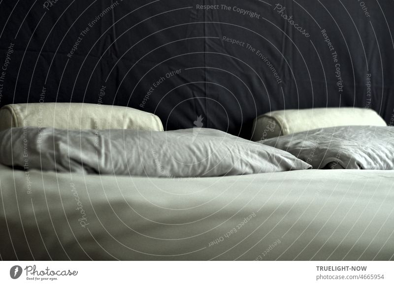 Kopfkissen im Schlafzimmer auf dem Bett im Ruhezustand, verlassen und menschenleer bei Tageslicht Kissen Bettwäsche Bettlaken Erholung schlafen weiß ruhig