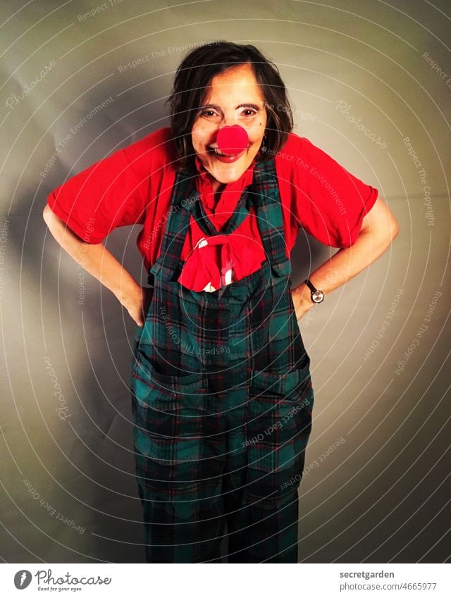 Naaa, was bist du denn für ein süsser Fratz? angestrengt clownsnase Frau Rosenmontag Verkleidung Karnevalist Lifestyle Maske verkleiden sympathisch laufen