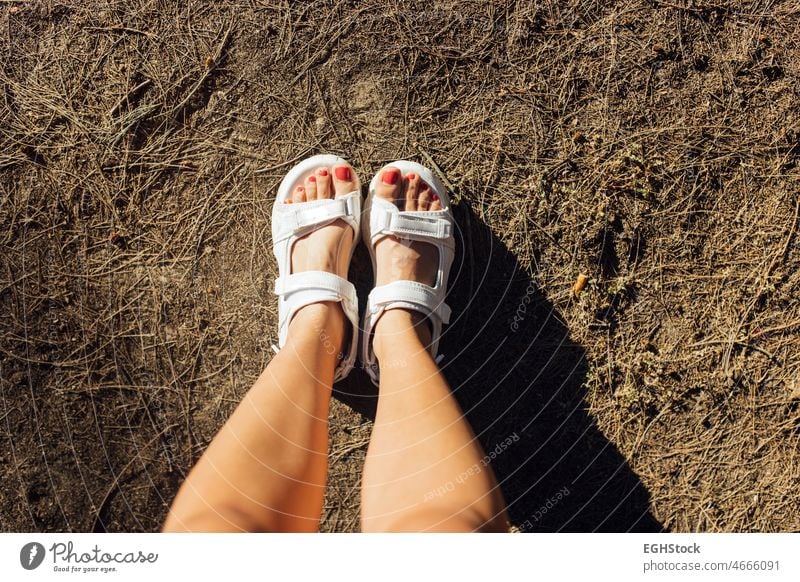 Unmittelbar über dem Selfie von Frauenfüßen mit weißen Sandalen und roten Nägeln Fuß Schuh Sommer Bein Mode Strand reisen Schönheit Stehen Pantoffel