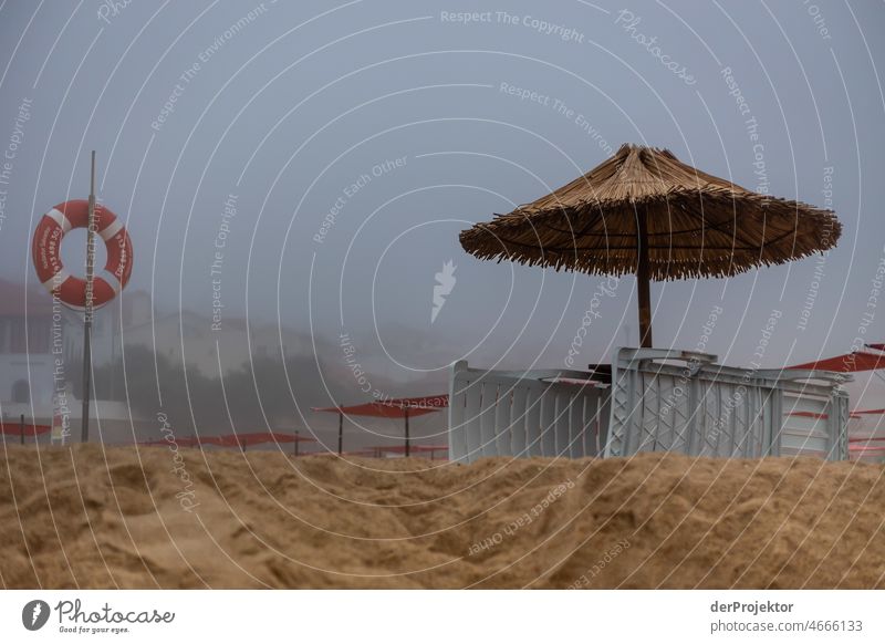Nebel am Strand von Sao Pedro de Moel in Portugal mit Rettungsring und Sonneschirm Natur Umwelt verlassener Ort Küste Meer Gefühle Einsamkeit grau trist