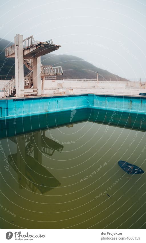 Verlassene "Pools von São Pedro de Moel": Sprungturm V Naturgewalt Naturerlebnis Textfreiraum Mitte Strukturen & Formen Kontrast Reflexion & Spiegelung Licht