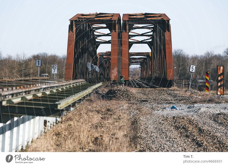 eine alte Eisenbahnbrücke über die Oder Grenze Polen Brandenburg Brücke Winter Außenaufnahme Architektur Gleise Himmel historisch Farbfoto Verkehrswege