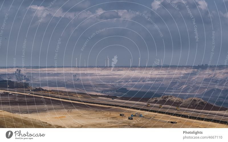 Tagebau Garzweiler. Braunkohleabbau und im Hintergrund drehen sich die Windräder CO2 braun Nordrhein-Westfalen bedrohlich Bergbau Sand Kraft Energie Natur