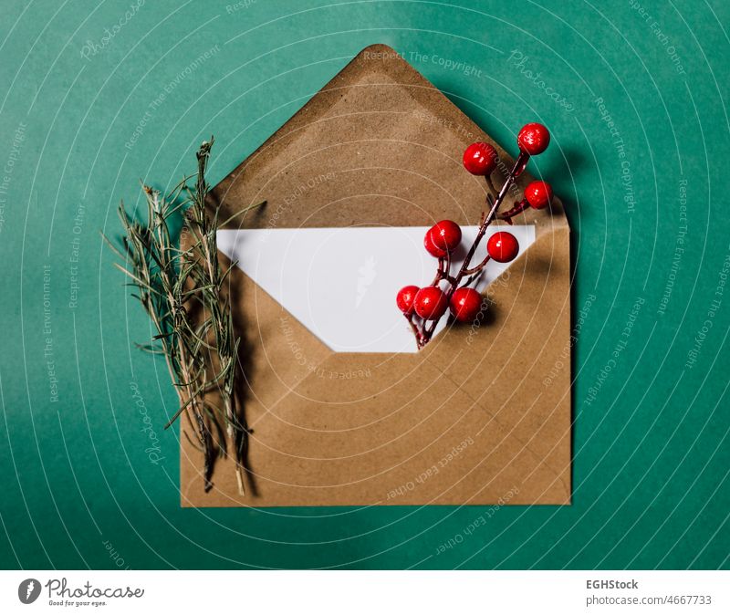 Karte Handwerk, wo ein Brief mit trockenen Thymian Pflanzen auf grünem Hintergrund zu schreiben. Fokus auf Papier Kraft Jahrestag blanko Holzplatte Textfreiraum