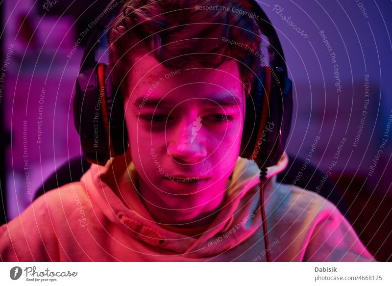 Junge spielt Computerspiel zu Hause, Spielsucht Porträt Spieler Arbeitsplatz Sucht cybersport Kopfhörer Raum Videospiel dunkel online virtuell Entertainment
