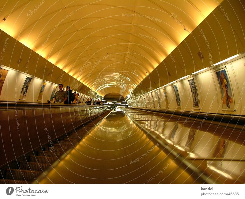 Kein Licht am Ende des Tunnels U-Bahn Prag diagonal Rolltreppe Untergrund fahren röhre. tunnel Eisenbahn aufwärts Bewegung gestellt Güterverkehr & Logistik