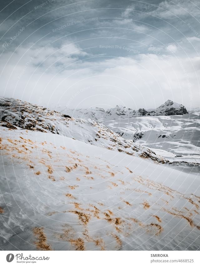 Melchsee Frutt in den schweizer Alpen Berge u. Gebirge Schnee Winter Himmel Wolken blau kalt Aussicht Gipfel Panorama (Aussicht) Schneebedeckte Gipfel