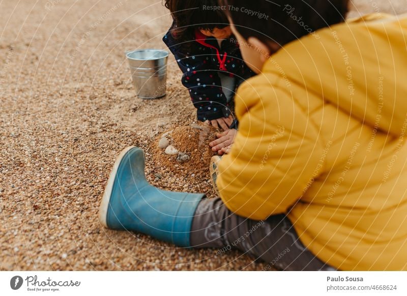 Bruder und Schwester spielen mit Sand Geschwister Zusammensein Zwei Personen Kind Kindheit authentisch Leben Familie & Verwandtschaft Farbfoto Fröhlichkeit