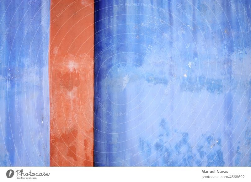 blaue Wand mit einer roten quadratischen Säule, Hintergrund, Textur. abstrakt Architekturhintergründe Kunst künstlerisch Hintergründe Bürste Pinselstrich Zement