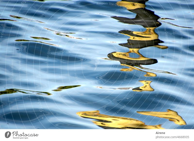 aufgelöst Reflexion & Spiegelung blau Wellen Wasser bewegt Urelemente verschwommen schimmern Wasserspiegel Wasseroberfläche Wasserspiegelung tiefblau gelb gold