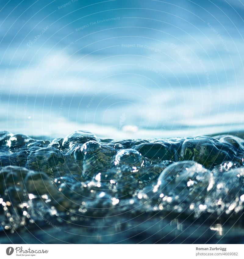 Erfrischender Natursprudel Welle Wasser Wasseroberfläche Oberfläche Element Wellen Quelle Tafelwasser rein sauber Textur dynamisch blau liquide Muster Sommer