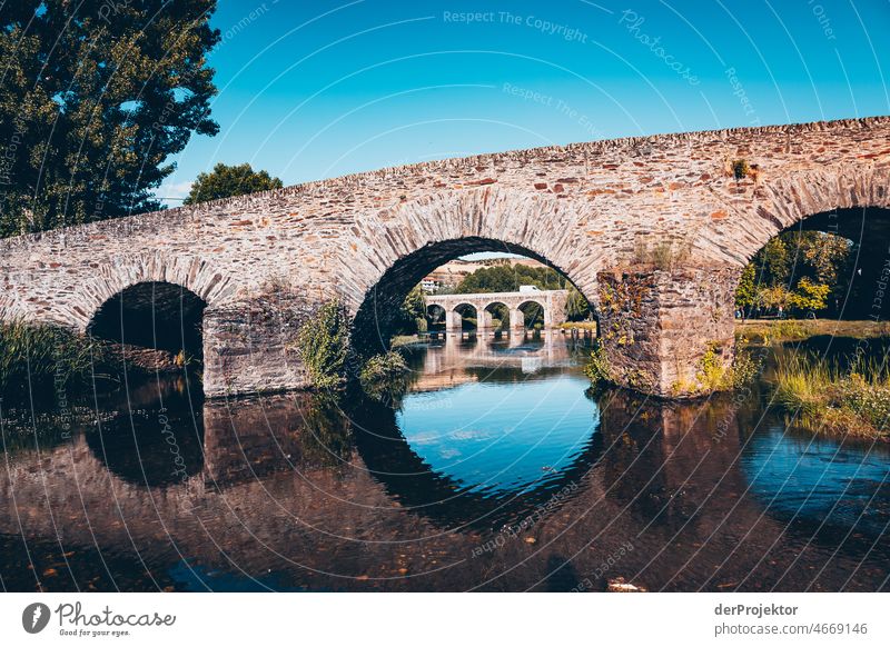 Alte Brücke im Norden von Portugal Natur Umwelt verlassener Ort Küste Gefühle Einsamkeit grau trist Gedeckte Farben Zentralperspektive Ferien & Urlaub & Reisen