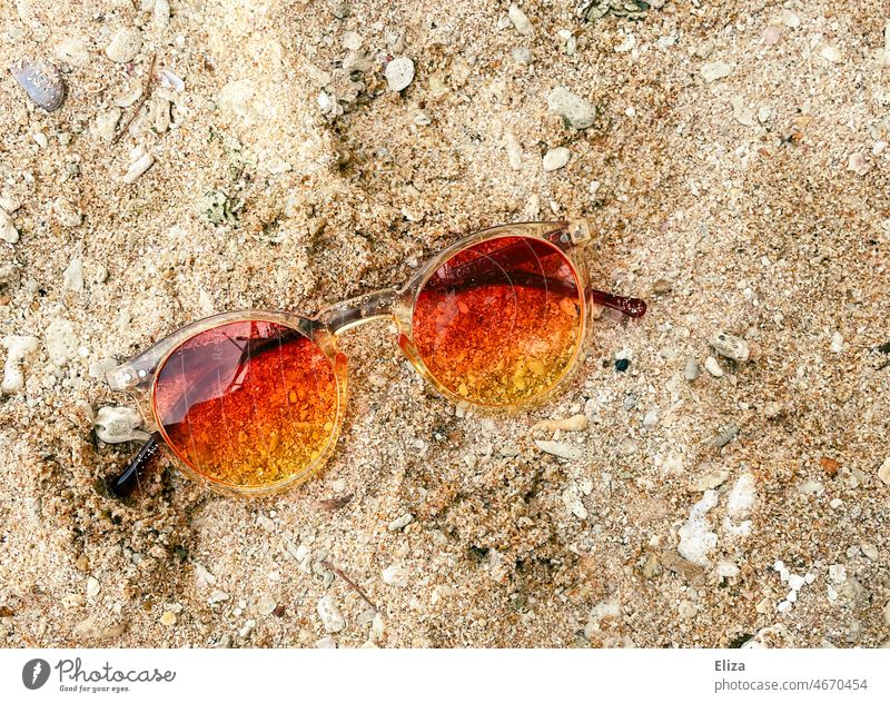 Orangerot getönte Sonnenbrille im Sand Urlaub Urlaubsstimmung Strand Sommer Ferien & Urlaub & Reisen Sonnenschein Gute Laune farbenfroh Sommerurlaub Bunt warm