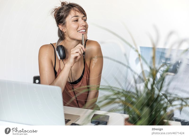 Junge Frau arbeitet an einem Laptop in ihrem Büro Unternehmer arbeiten Geschäftsfrau im Innenbereich Business Technik & Technologie heimwärts eine Person online