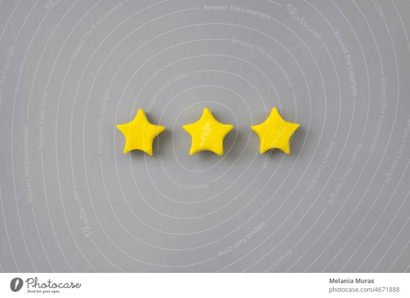 Drei goldene Sterne auf neutralem Hintergrund. Goldene Sternform. Konzept der Spitzenklasse, beste Qualität Produkt-Symbol. Zeichen der Bewertung oder Feedback von Kunden.