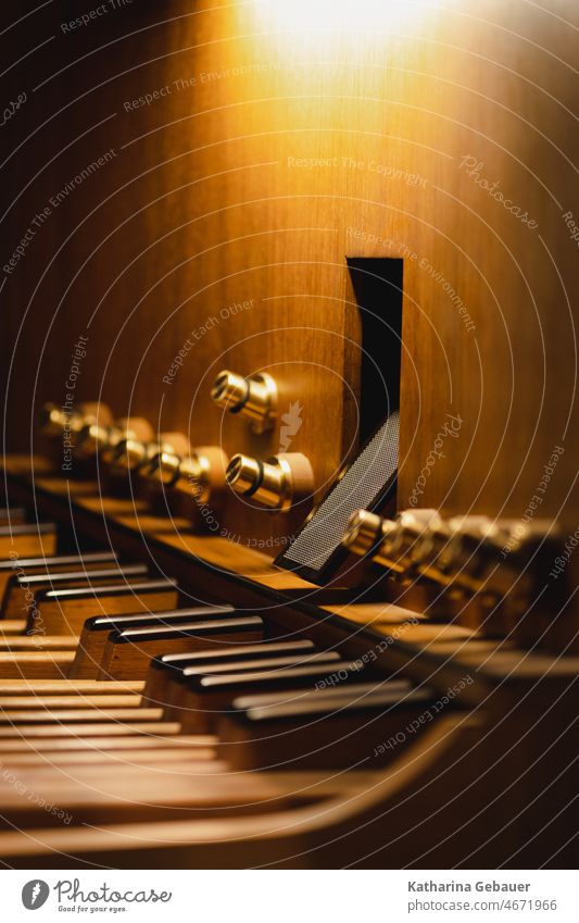 Pedal einer Orgel orgel kirche tasteninstrument orgelbauer kirchenmusik Musikinstrument