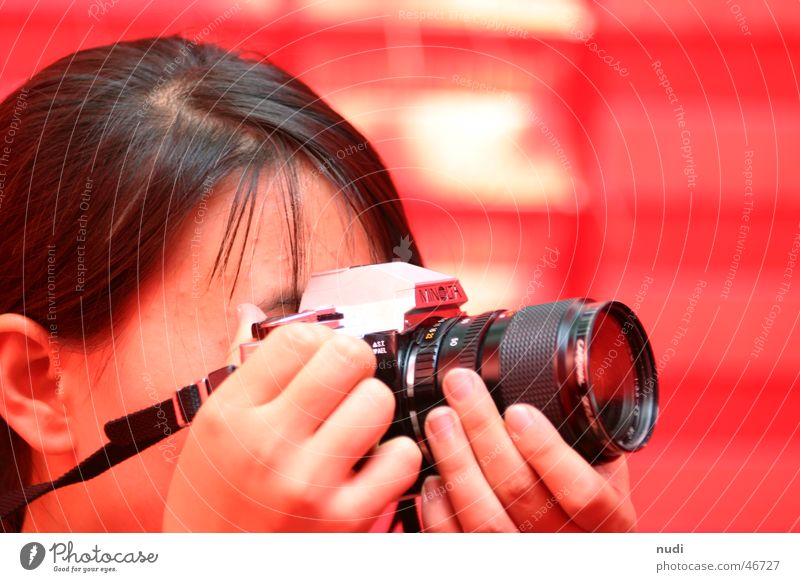 China und die Fotografie Frau Mädchen rot Venedig schwarz Hand fixieren Korea Fotokamera kunst bienale Objektiv Haare & Frisuren Kopf Konzentration Ohr Gesicht
