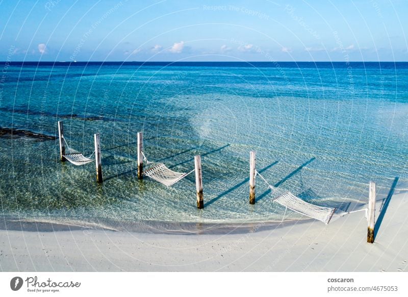 Drei Hängematten an einem Strand auf den Malediven Antenne Hintergrund schön blau Küste Küstenlinie Feiertag idyllisch Indischer Ozean Insel Landschaft
