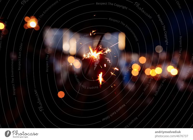 Festlicher Hintergrund, bengalisches Licht auf dem dunklen Hintergrund, Neujahr mit Wunderkerzen Funken auf einem festlichen Hintergrund. selektiver Fokus.
