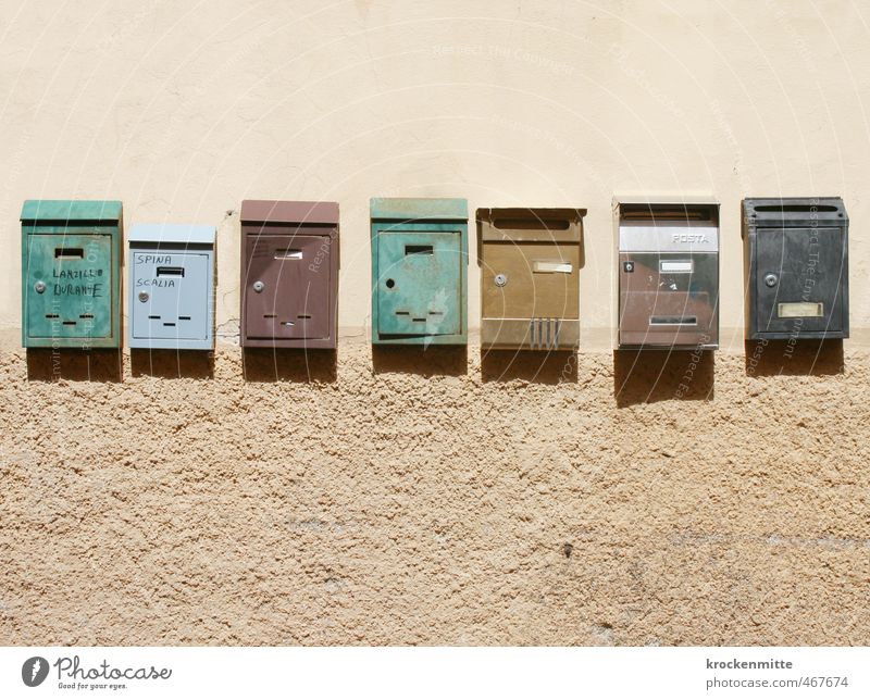 Schreib mal wieder Briefkasten Metall blau braun mehrfarbig grün Reihe unregelmäßig mediterran Italien Briefverkehr Post Mauer Sandstein Schilder & Markierungen