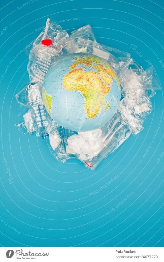 #A0# Plastic Planet Kunst Zukunftsangst Erde Welt Studioaufnahme Licht nachhaltig entsorgen Haltbarkeit Erdölprodukt Problemstoff Nahaufnahme Müllentsorgung