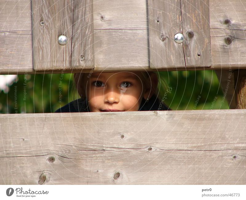 such mich! Mädchen Kind Spielplatz Holz Holzbrett Gesicht Auge Versteck Blick