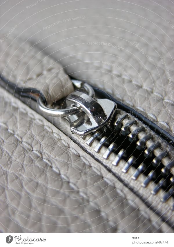 Ledertasche Reißverschluss Sicherheit Tasche aufmachen Öffnung Dinge Verschluss Detailaufnahme detailansicht Makroaufnahme Metall naht nähte ledertasche