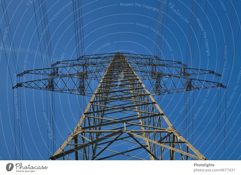 Hochspannungsmast aus der Froschperspektive Masten Hochspannungsleitung Energiewirtschaft Kabel Strommast Elektrizität Himmel Stromtrasse Technik & Technologie