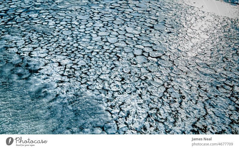 Blick auf die eisigen Muster im Fluss sonnig natürlich Farbe Natur Wasser abstrakt See Blendung Schnee Texturen winterlich erhöht Fotografie Temperatur