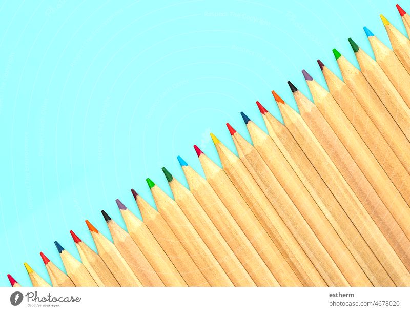 Farbige Holzstifte und mit Platz für Ihr Bild oder Ihren Text Buntstifte aus Holz zurück zur Schule Bildung Raum Stifte Hochschule Palette Bleistift Regenbogen
