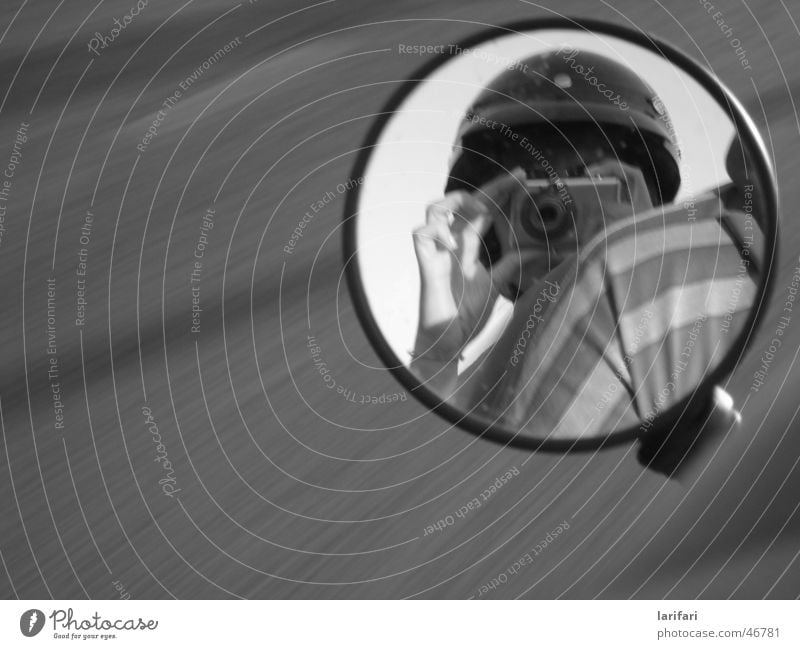 impression...... Geschwindigkeit Kleinmotorrad Spiegel schwarz weiß Sommer Italien Helm Frau rückwärts Streifen Hand Mann dunkel Physik Europa Gefühle Stimmung