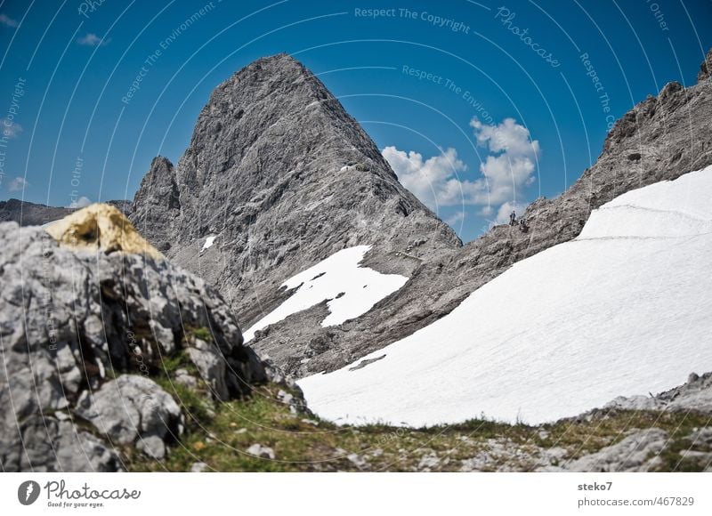 Wegmarkierung Schönes Wetter Schnee Alpen Berge u. Gebirge Gipfel wandern blau grau weiß Wegweiser Fußweg Seite Farbfoto Außenaufnahme Tag