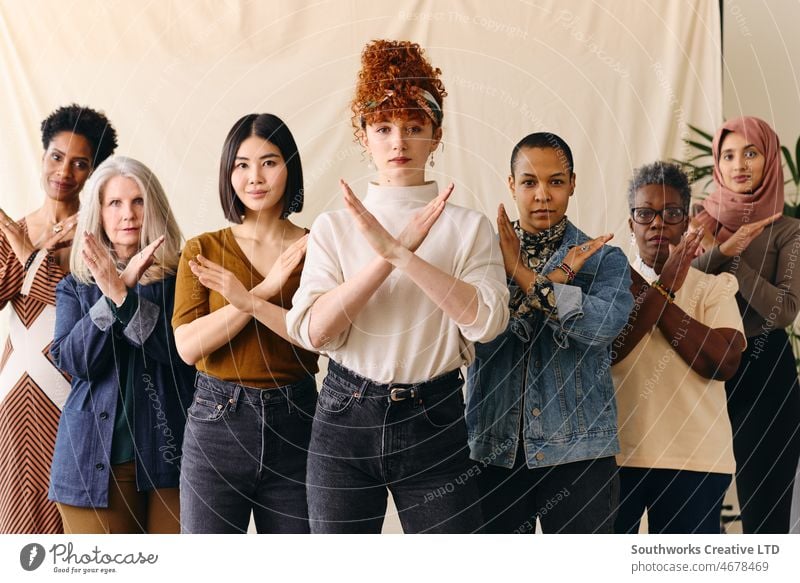 Junge weiße Frau, die zur Unterstützung des Internationalen Frauentags mit Freundinnen die Geste "Break The Bias" zeigt Internationaler Frauentag iwd