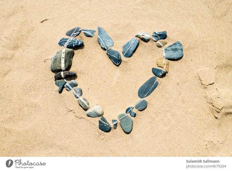 Herz aus Steinen im Sand ZEICHEN naturmaterial sand stein steine symbol zuneigung herzlich positive Emotion romantisch lieben verlieben verliebt sein Liebe
